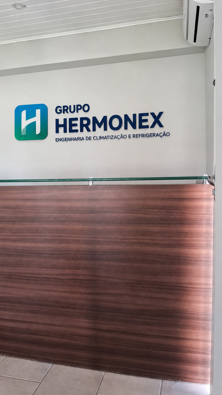 Recepção da sede do Grupo Hermonex com totem oficial — Engenharia de Climatização e Refrigeração