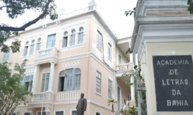 Técnico realizando manutenção de ar condicionado em ambiente de acervo histórico.