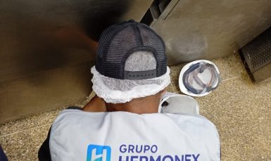 Câmara frigorífica industrial utilizada para armazenamento de alimentos com controle de temperatura